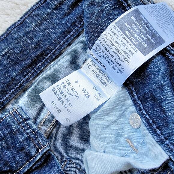 Levi's Signature Rolled Cuff Bermuda Shorts - Picture 4 of 4